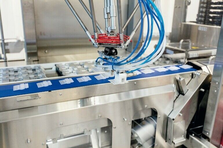 Gebündelte Ampullen vollautomatisch verpackt